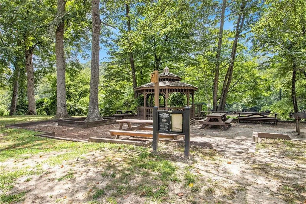 Roswell, Georgia 30076, United States, 2 Bedrooms Bedrooms, ,2 BathroomsBathrooms,Residential,Pending,183635