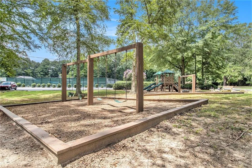 Roswell, Georgia 30076, United States, 2 Bedrooms Bedrooms, ,2 BathroomsBathrooms,Residential,Pending,183635