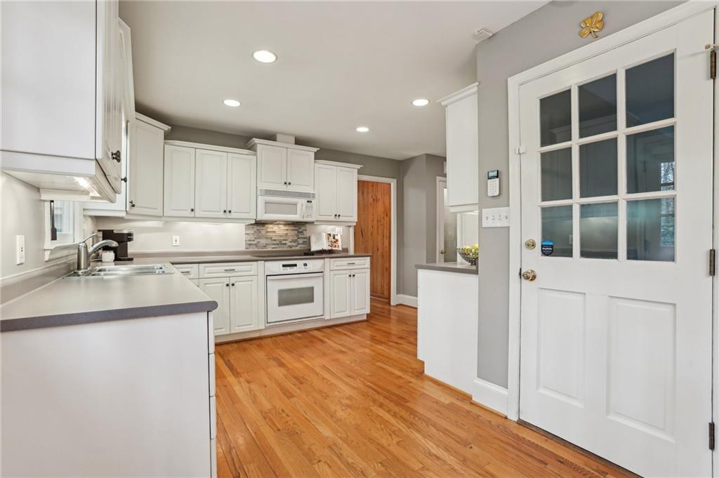 185 W Spalding Drive, Sandy Springs, Georgia image 9
