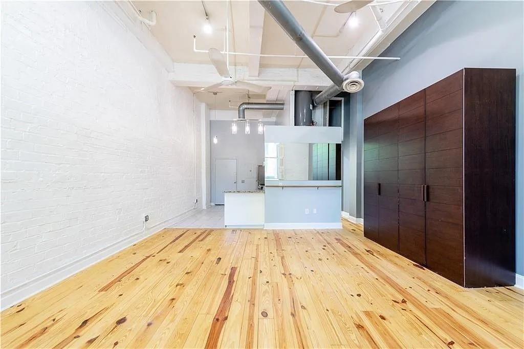 210 Walker Street SW 1