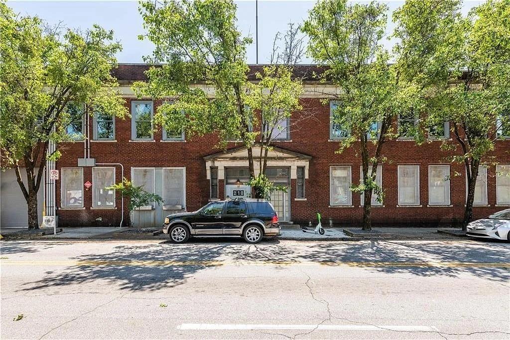 210 Walker Street SW 1