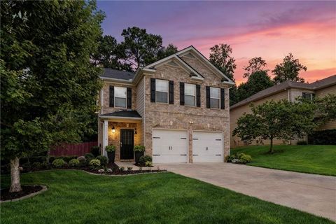 Homes For Sale - 6608 Oak Hill Pass<br/> Fairburn, GA 30213