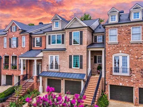 Townhouse For Sale - 1425 Montclair Court #13<br/> Smyrna, GA 30080