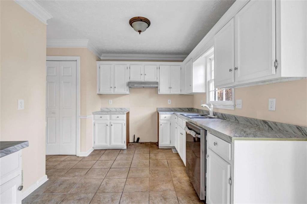 1600 Dillwood Court, Lithonia, Georgia image 6