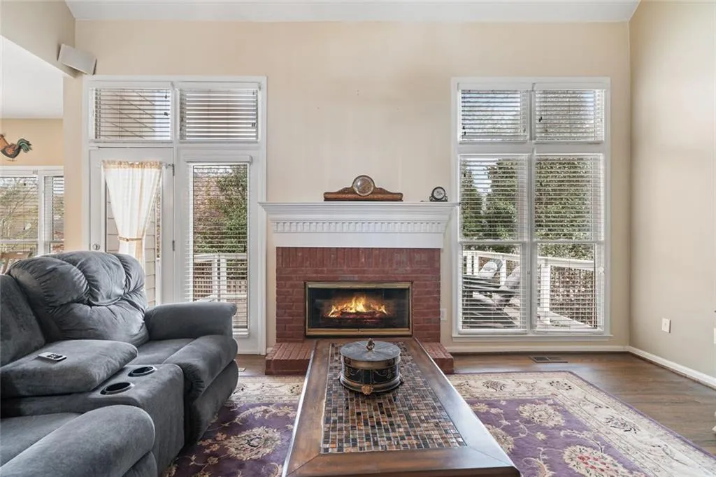 Roswell, Georgia 30075, United States, 5 Bedrooms Bedrooms, ,4 BathroomsBathrooms,Residential,Pending,115535