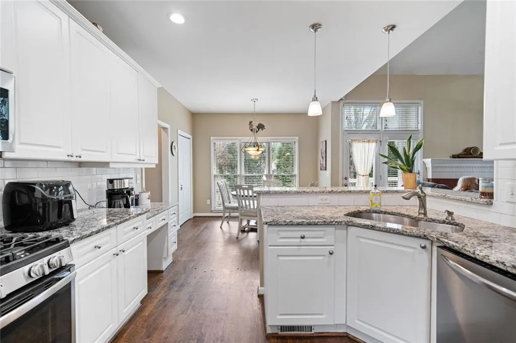 Roswell, Georgia 30075, United States, 5 Bedrooms Bedrooms, ,4 BathroomsBathrooms,Residential,Pending,115535