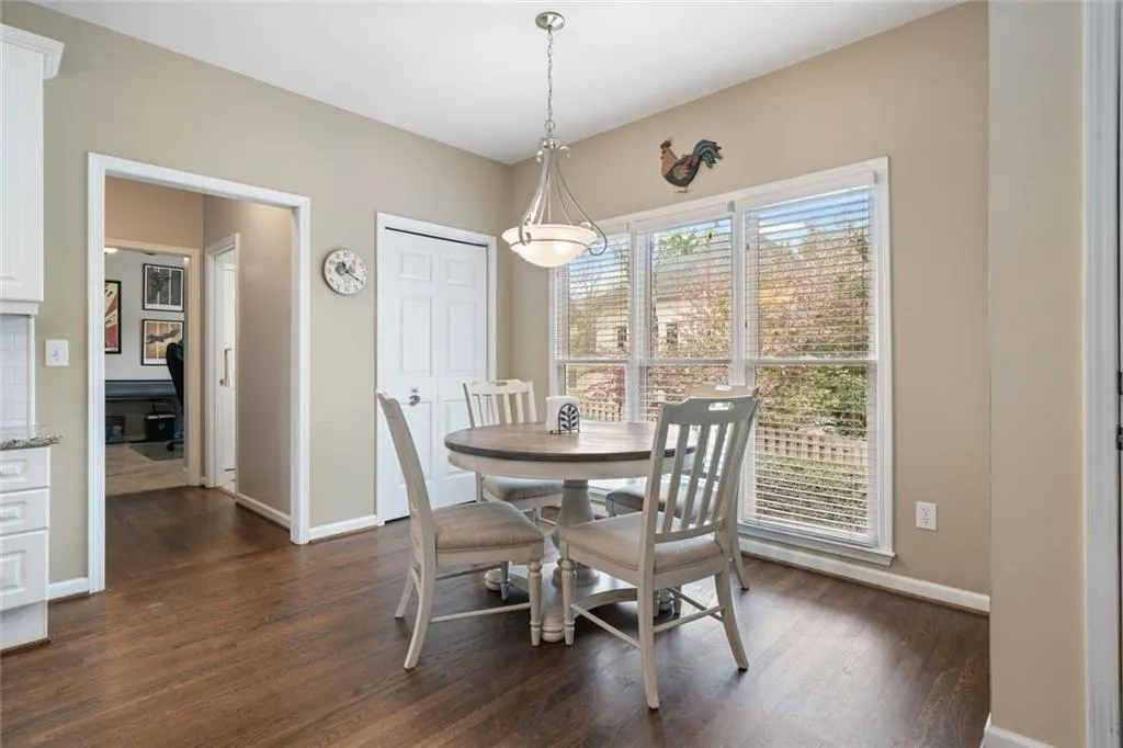 Roswell, Georgia 30075, United States, 5 Bedrooms Bedrooms, ,4 BathroomsBathrooms,Residential,Pending,115535