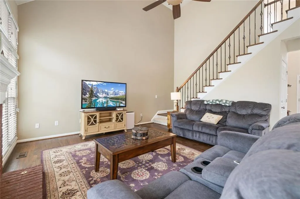 Roswell, Georgia 30075, United States, 5 Bedrooms Bedrooms, ,4 BathroomsBathrooms,Residential,Pending,115535