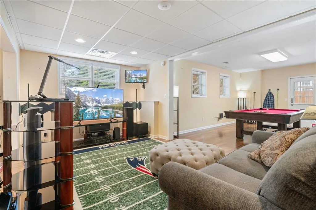 Roswell, Georgia 30075, United States, 5 Bedrooms Bedrooms, ,4 BathroomsBathrooms,Residential,Pending,115535