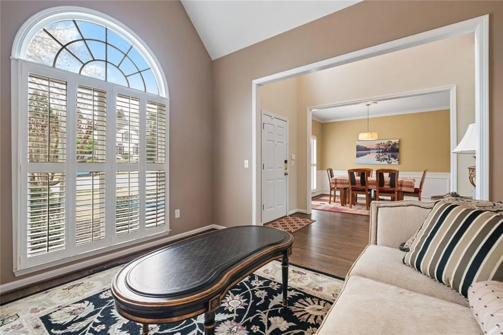 Roswell, Georgia 30075, United States, 5 Bedrooms Bedrooms, ,4 BathroomsBathrooms,Residential,Pending,115535