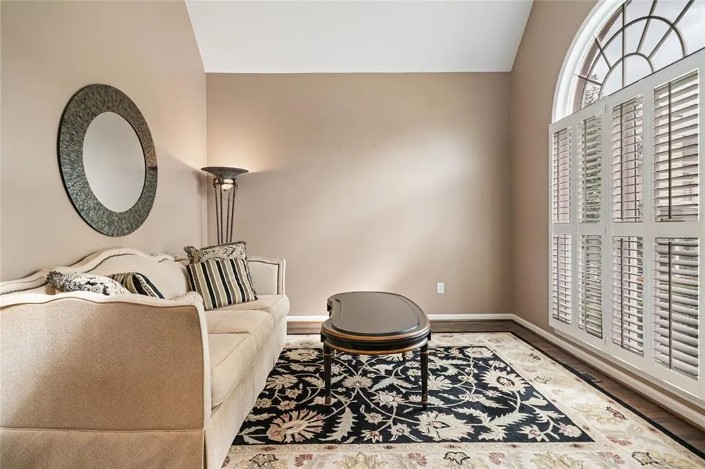 Roswell, Georgia 30075, United States, 5 Bedrooms Bedrooms, ,4 BathroomsBathrooms,Residential,Pending,115535