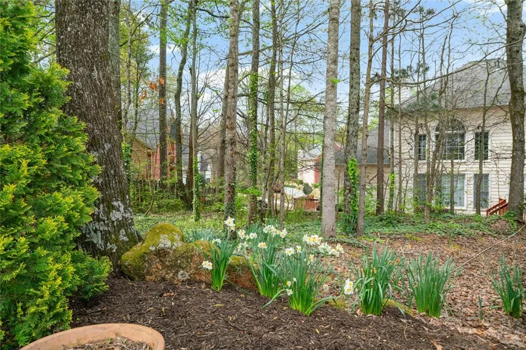 Roswell, Georgia 30075, United States, 5 Bedrooms Bedrooms, ,4 BathroomsBathrooms,Residential,Pending,115535