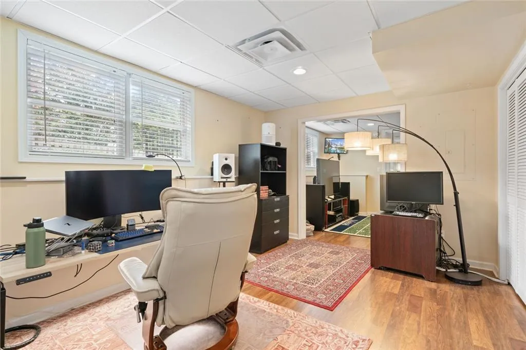 Roswell, Georgia 30075, United States, 5 Bedrooms Bedrooms, ,4 BathroomsBathrooms,Residential,Pending,115535