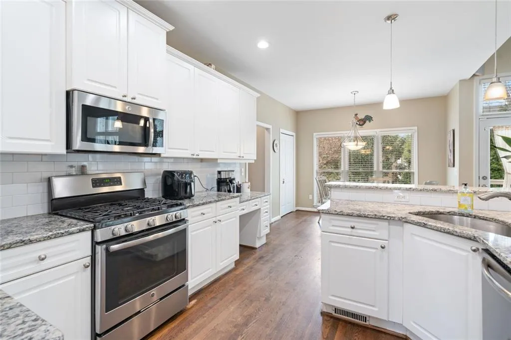 Roswell, Georgia 30075, United States, 5 Bedrooms Bedrooms, ,4 BathroomsBathrooms,Residential,Pending,115535