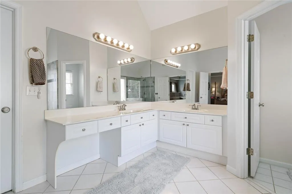 Roswell, Georgia 30075, United States, 5 Bedrooms Bedrooms, ,4 BathroomsBathrooms,Residential,Pending,115535