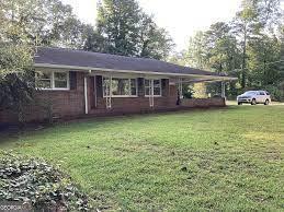 This beautifully upgraded ranch-style home offers a fully furnished 3 bedroom, 2 full bathroom layout ideal for traveling nurses, business professionals, or individuals seeking a temporary 6-month stay. The master bedroom features a queen-sized bed, the second bedroom also includes a queen-sized bed, and the third bedroom is a shared space with two twin beds.
Utilities, including water and electricity, are included in the monthly rent of $2,400. The deposit required to move in is equivalent to one month’s rent. Applicable fees will be charged for a background check and credit screening.
Small pets only allowed. Residents can enjoy the peace and privacy of the outdoor gazebo and seating area, creating a relaxing space to unwind. The home comes fully stocked with furnishings, linens, and kitchen essentials—everything needed for a comfortable stay.