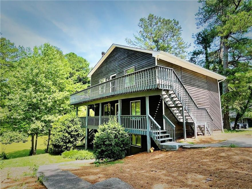 This 3 story triplex with one unit available. Great location! Completely remodeled! 2 bed 2 baths with separate dining room. Living room includes fireplace. 2 parking lot per unit. Professionally managed.