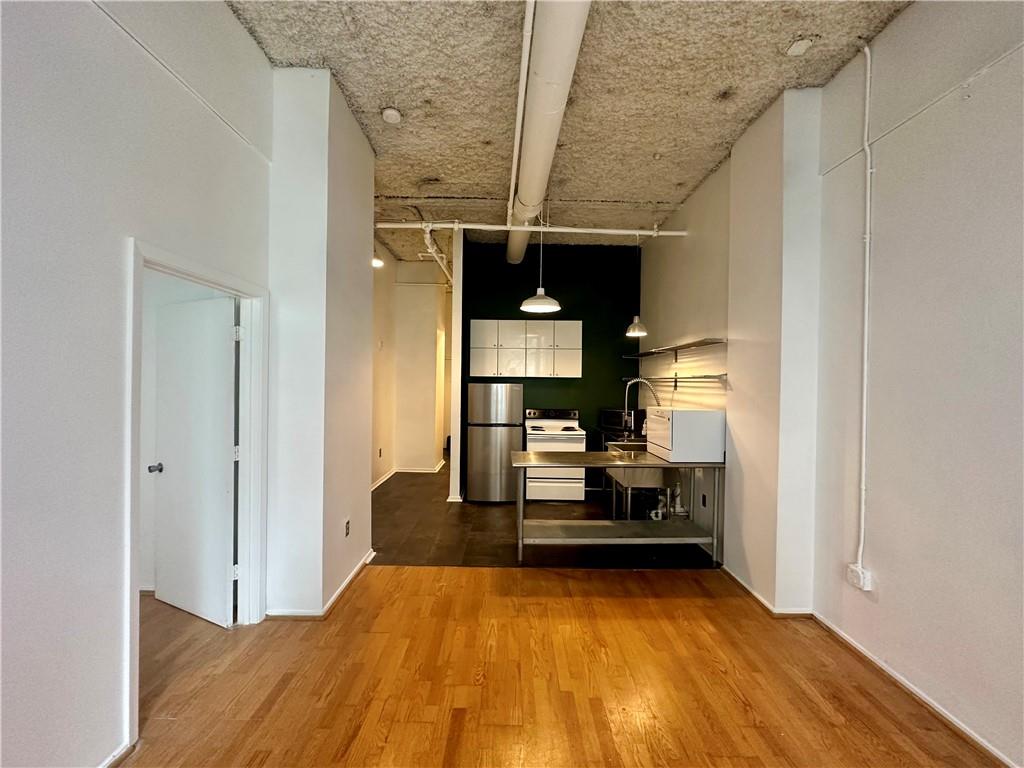 Charming 1-bedroom condo in the heart of Atlanta! This cozy home offers the perfect blend of comfort and convenience, ideal for city living. Bright and inviting, the space makes the most of every square foot with an efficient layout and warm atmosphere. Step outside and you’re just moments away from Atlanta’s best dining, shopping, and entertainment. Whether you’re a first-time buyer, downsizing, or looking for a great intown investment, this condo is a must-see!