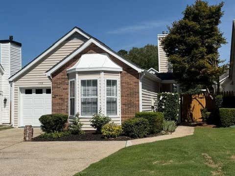 Homes For Sale - 1318 Yorkshire Lane<br/> Woodstock, GA 30188