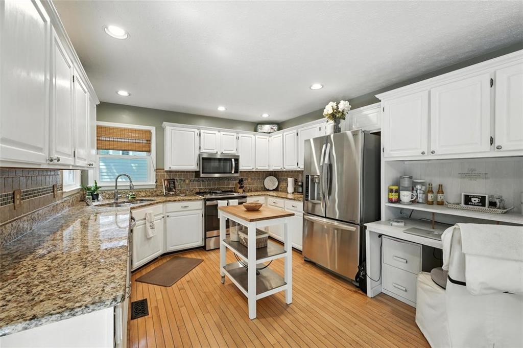 Welcome to 912 Spring Valley. This charming 4-bedroom, 2.5-bathroom home features a main-level master suite with a private en suite bathroom complete with a hydro-therapy tub, offering a perfect retreat after a long day. This lovely home is located in the highly desirable Arbors of Towne Lake subdivision—right in the heart of Towne Lake, one of Woodstock’s most sought-after golf communities! This established tennis and swim neighborhood offers exceptional amenities and a vibrant lifestyle just minutes from shopping, dining, parks, and top-rated schools.
Upstairs, you'll find three additional bedrooms and a full bath, ideal for family, guests, or a home office setup. The upstairs level also comes with a bonus room that is flexible for your needs.
The home’s layout is ideal for everyday living and entertaining, with a spacious family room and an eat-in kitchen that opens directly to the living area, making hosting a breeze. Step outside to enjoy a large, beautifully landscaped backyard, perfect for relaxing, gardening, or spending time with family and friends. The spacious backyard is fully fenced so the kids can run and play with your pets.
Located just minutes from Lake Allatoona and with easy access to I-575, this home combines comfort, convenience, and community in one of Cherokee County’s top neighborhoods.
Don’t miss your opportunity to own in Towne Lake—schedule your private tour today!
