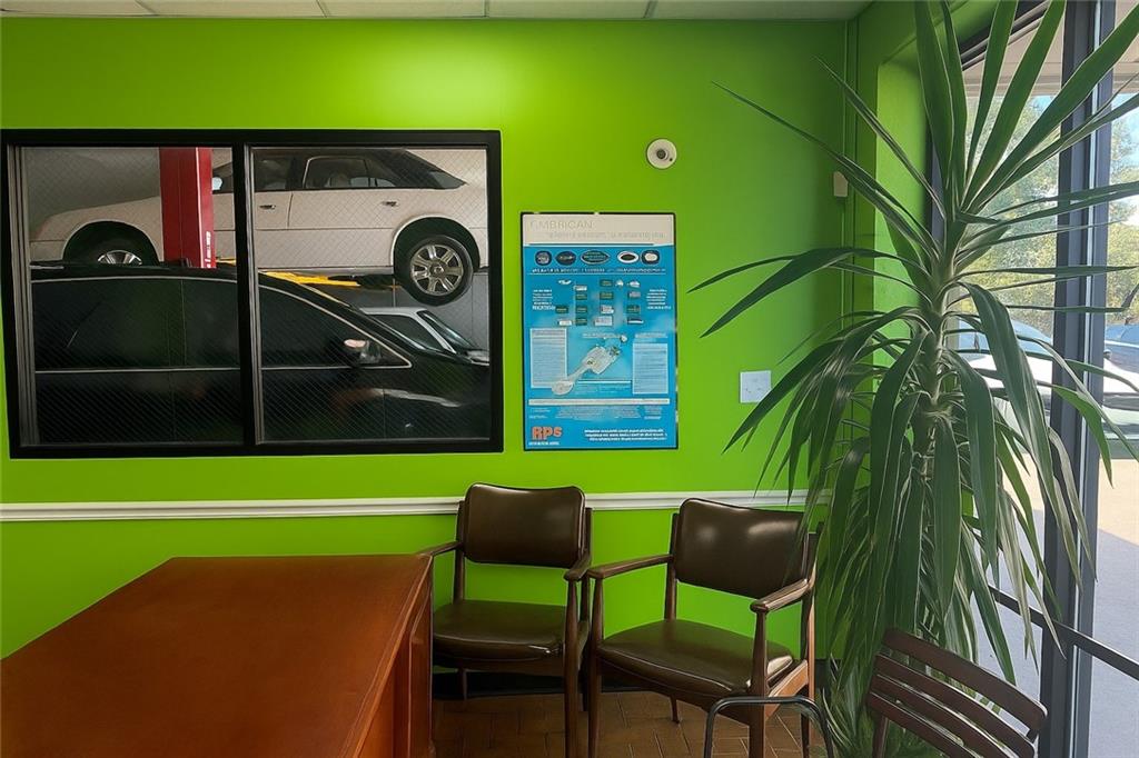 6063 Covington Highway