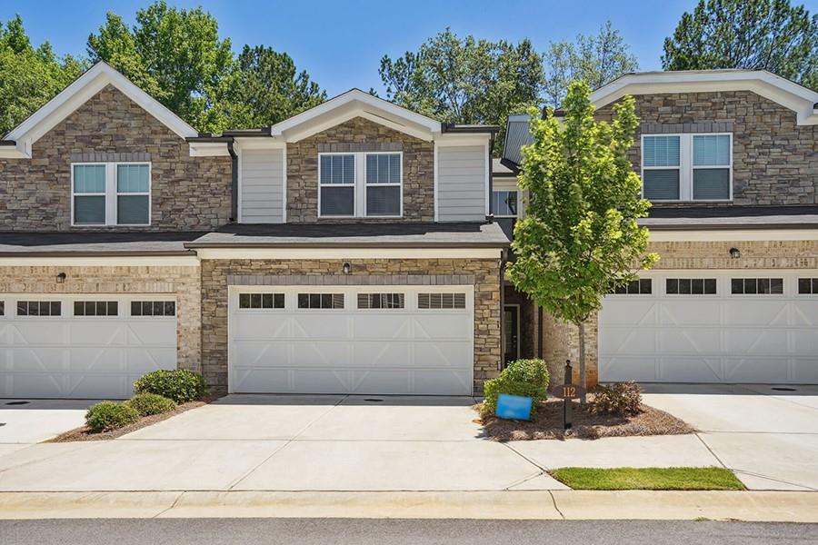 This lovely brick-front townhome offers 3 bedrooms and 2.5 bathrooms with a warm and welcoming open floorplan. The kitchen is the heart of the home with rich stained cabinets, granite countertops, and a breakfast bar island that’s perfect for gathering with family and friends. There’s plenty of room for dining and entertaining, with an easy flow into the comfortable living area. Upstairs, the owner’s suite provides a private retreat with its own en-suite bath featuring a walk-in shower, while the secondary bedrooms are spacious and inviting for family, guests, or even a home office. Just a short drive to I-75, this home combines comfort, charm, and convenience in one wonderful package.