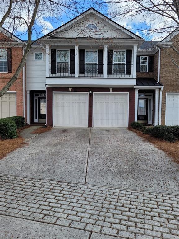 Location! Location! Location!, Peachtree Ridge High District, 3Bedrooms and 2.5Bathrooms in Leveled lot, Hardwood Floors throughout Main, This home features a large master with his and hers walk in closets, Kitchen view to Family Room, Corian countertop with tile back splash, large pantry,