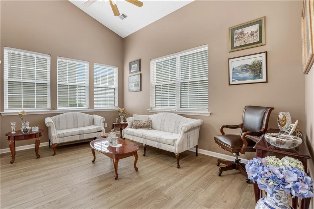 141 W Oaks Place
