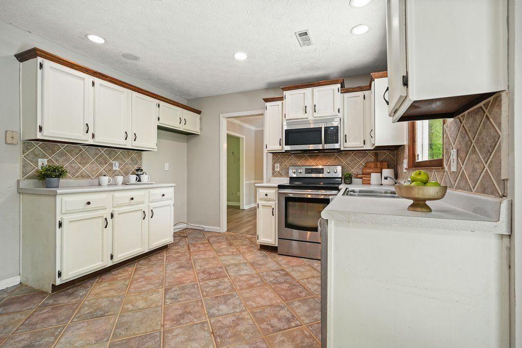 588 Benson Hurst Drive, Mableton, Georgia image 3