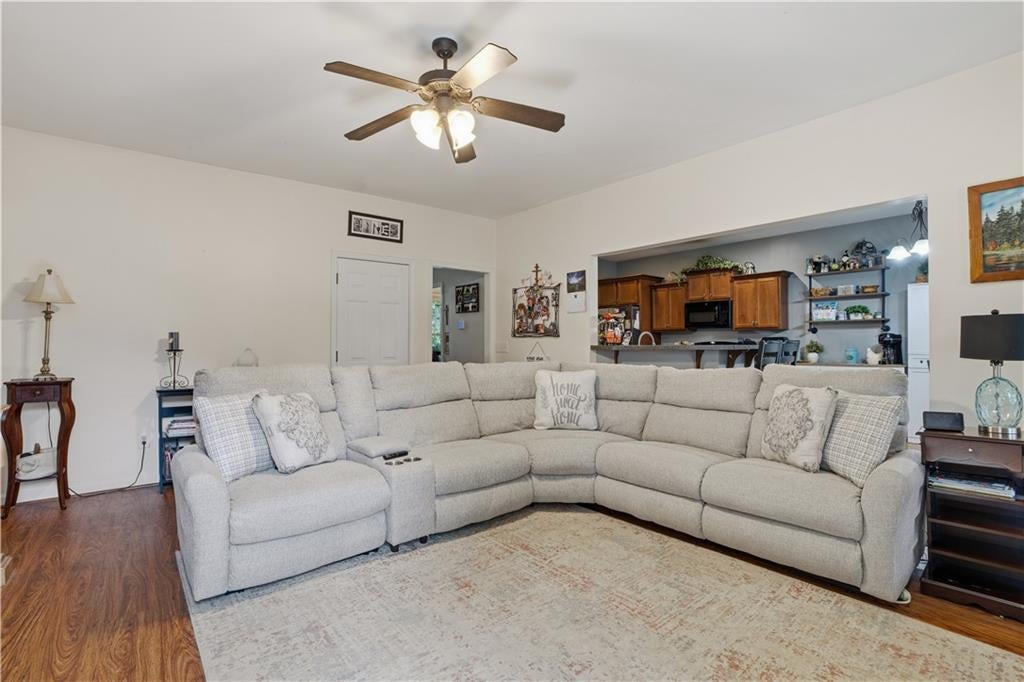 12 Laurel Way NE