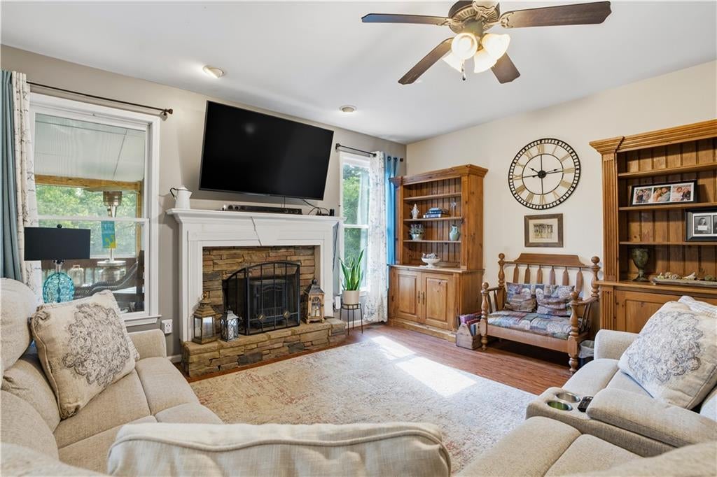 12 Laurel Way NE