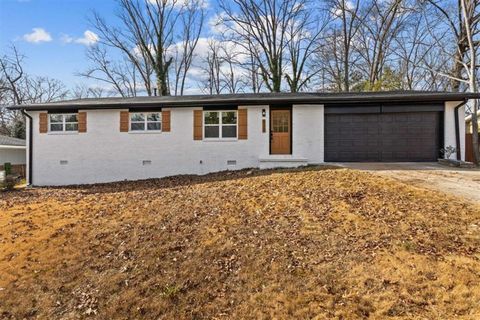 Homes For Sale - 520 Stonewood Drive<br/> Stone Mountain, GA 30087
