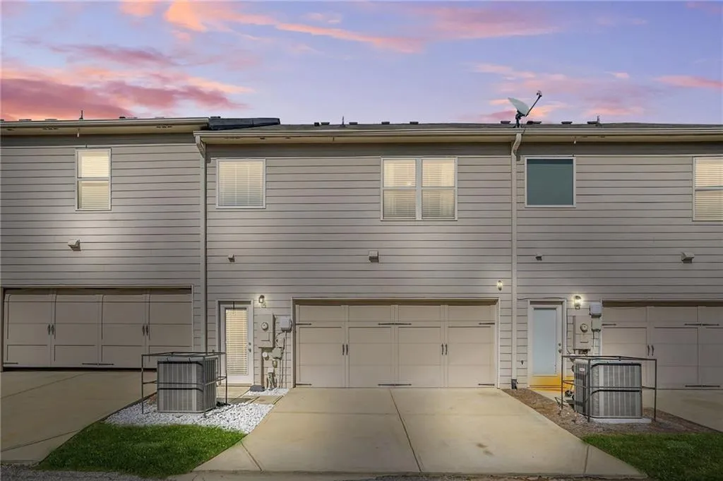 Fairburn, Georgia 30213, United States, 3 Bedrooms Bedrooms, ,3 BathroomsBathrooms,Residential,Pending,108941