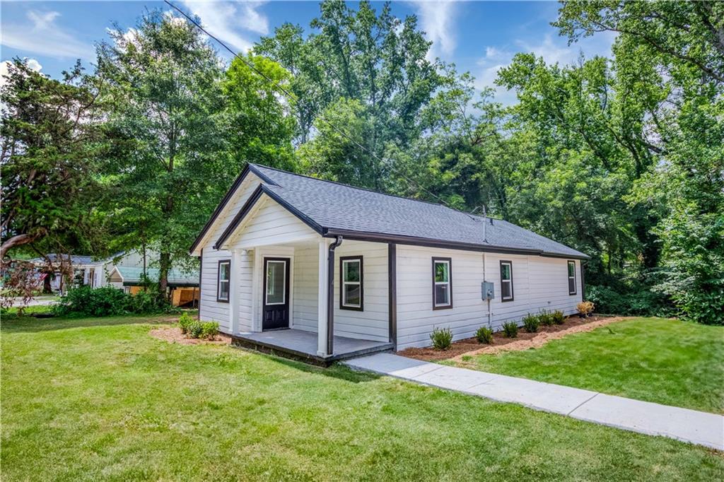 Step into this beautifully renovated 3-bedroom, 1-bathroom single-family home, perfectly situated just minutes from historic downtown Monroe, GA. Originally built in 1940, this 1,170 sq ft home was fully updated in 2025 with modern comforts while preserving its classic charm.
Sitting on a generous 0.44-acre lot, this home features an open-concept layout with brand-new vinyl flooring throughout, a stylish kitchen equipped with all-new appliances, and a spacious living area ideal for entertaining. The home is fully electric and offers central heating and air for year-round comfort.
Additional upgrades include a brand-new roof, a freshly poured driveway, and contemporary finishes throughout. Whether you're a first-time homebuyer or an investor looking for a turnkey property in a growing area, this home is a must-see.
Don't miss this opportunity to own a piece of Monroe with modern updates and timeless appeal!