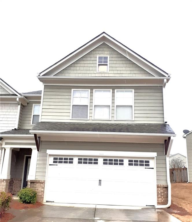 Great open floor plan end unit townhome with 2story entrance foyer leads to family room, kitchen views to family room, private fenced back yard, double vanity in master, additional room for 4th bedroom option, split bedroom floor plan, Pool & playground community, Easy access to I-400 & Hwy 9, Shopping & Parks,
Excellent schools, Great community.
