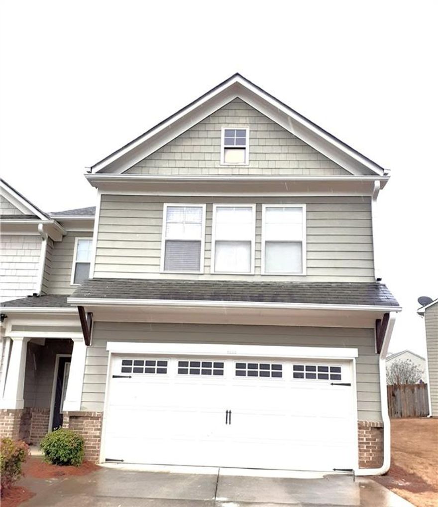 Great open floor plan end unit townhome with 2story entrance foyer leads to family room, kitchen views to family room, private fenced back yard, double vanity in master, additional room for 4th bedroom option, split bedroom floor plan, Pool & playground community, Easy access to I-400 & Hwy 9, Shopping & Parks,
Excellent schools, Great community.