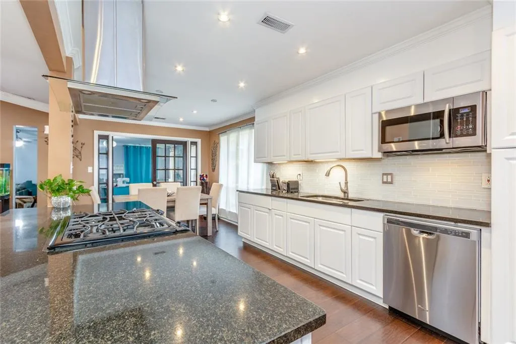 Roswell, Georgia 30076, United States, 3 Bedrooms Bedrooms, ,3 BathroomsBathrooms,Residential,Active,199999