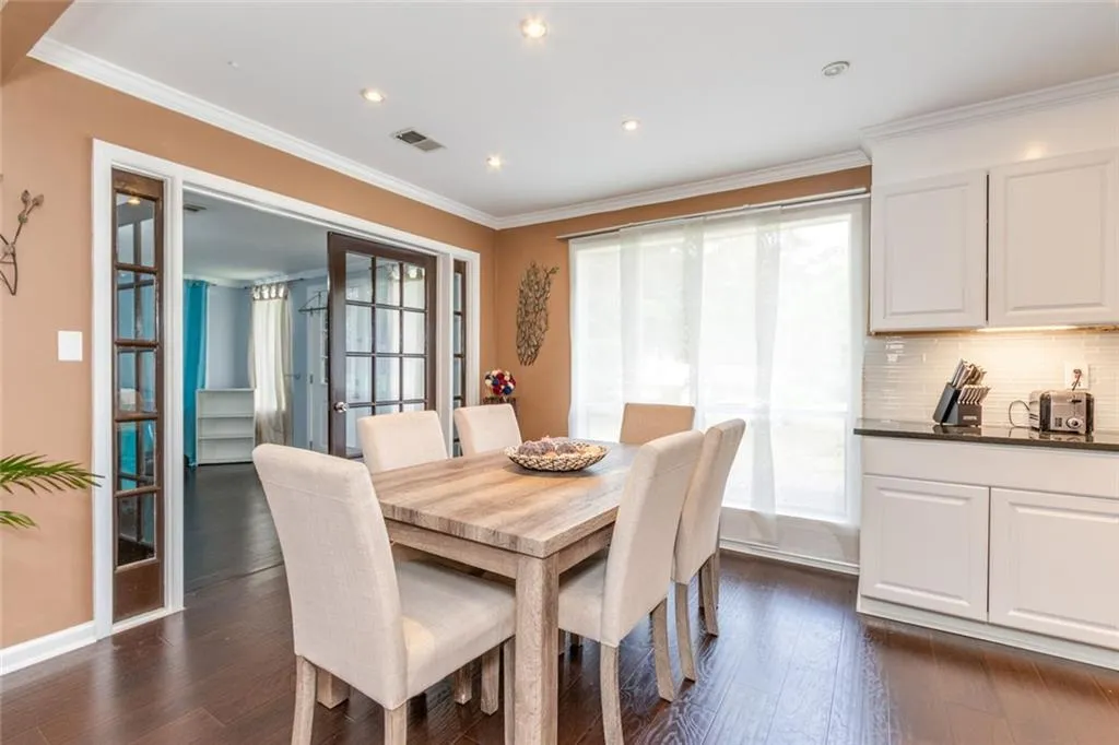 Roswell, Georgia 30076, United States, 3 Bedrooms Bedrooms, ,3 BathroomsBathrooms,Residential,Active,199999