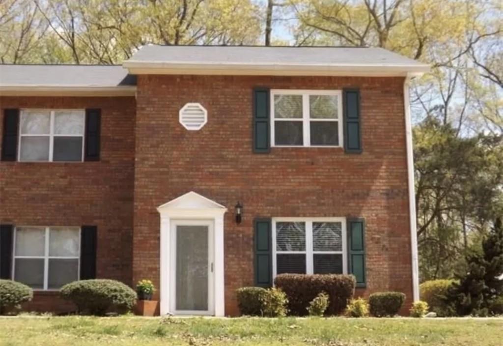 Move-in ready home located in a quiet community in the North Hall area. Well-kept home, professionally cleaned, 2 bedrooms on the upper level and plenty of space on the main floor. Call to schedule an appointment.