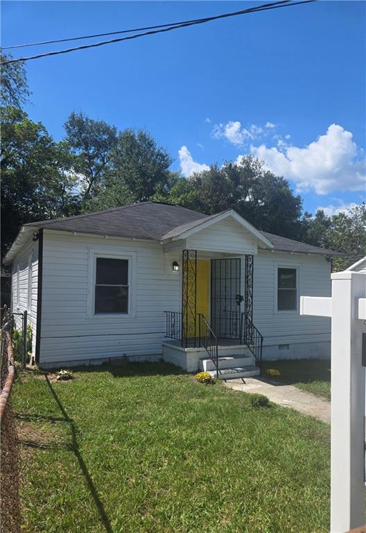 Charmin renovated home, 2 bedrooms 1 bath + bonus extra space, ideal for office or creative area.
Welcome to this cozy and updated 806 sqft home, nested in a quiet neighborhood in Macon Ga. This beautiful refreshed property, offers confort, style and functionality, perfect for first time buyers, small families or investors.
KEY FEATURES
Completely updated home featuring a brand new air conditioning system, new floors throughout, a fully renovated bathroom, and fresh interior and exterior paint.
Conveniently located near schools, shoping, and easy access to mejor roads, this home blends practicallity and charm at an unbeatable value.
Don't miss this opportunity! With all recent upgrades, this home is truly turnkey and ready for its next owners.
Schedule your private showing today!