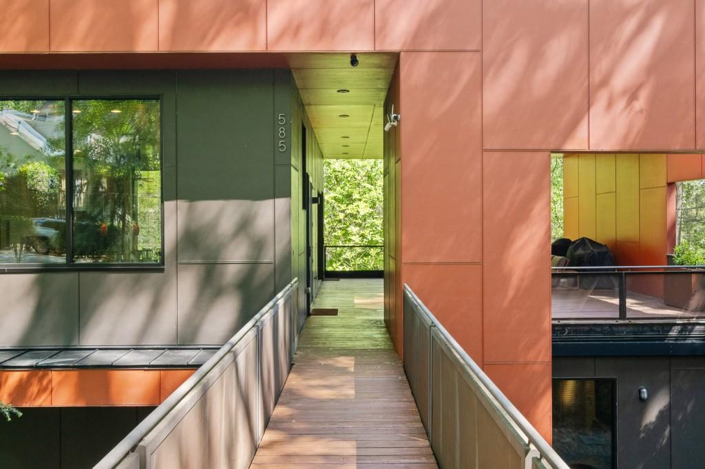 585 Overbrook Drive NW