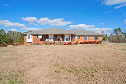 A home in Adairsville