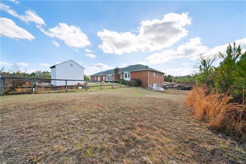 A home in Adairsville