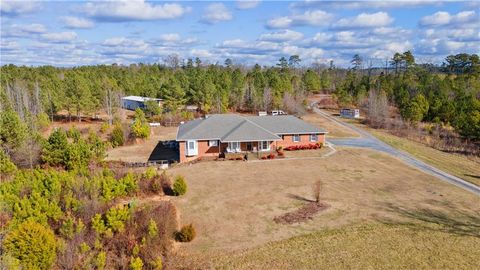 A home in Adairsville