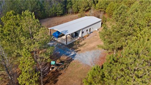 A home in Adairsville