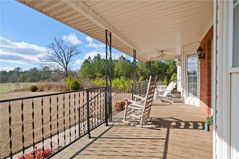 A home in Adairsville