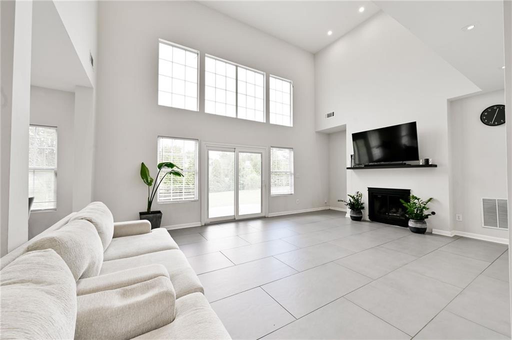 3219 Lindas Circle SE