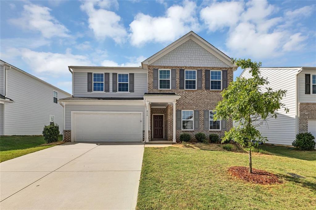 Spacious 5BR/3BA Home with Loft in Wildwood at Avalon! No Rental Restrictions for an Investor!
This beautifully maintained home features 5 bedrooms, 3 full baths, and a versatile loft area—perfect for a home office or media space. Located just across the street from John Alexander Memorial Park, minutes from South Point Shopping Center and only 5 minutes to I-75, enjoy convenience, comfort, and space in one of Henry County’s most desirable communities!