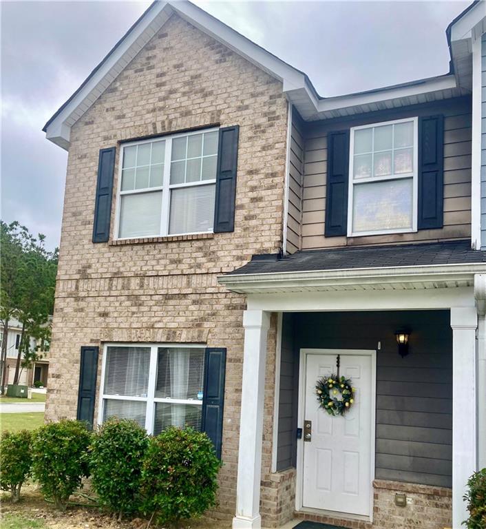 Beautifully maintained 3-bedroom, 2.5-bath end-unit townhouse in Riverdale. The kitchen boasts black appliances, ample counter space, and a view of the family room. The oversized master suite includes a private bathroom and a walk-in closet. Conveniently located near shopping, dining, public transportation, highways, and the airport.

Requirements include: credit score of 575+, no criminal record, no prior evictions, no pets, no smoking in the home, $50 rental application fee for each adult 18+, and verifiable monthly household income of at least $5,400. GA R.E. Lic. 374013