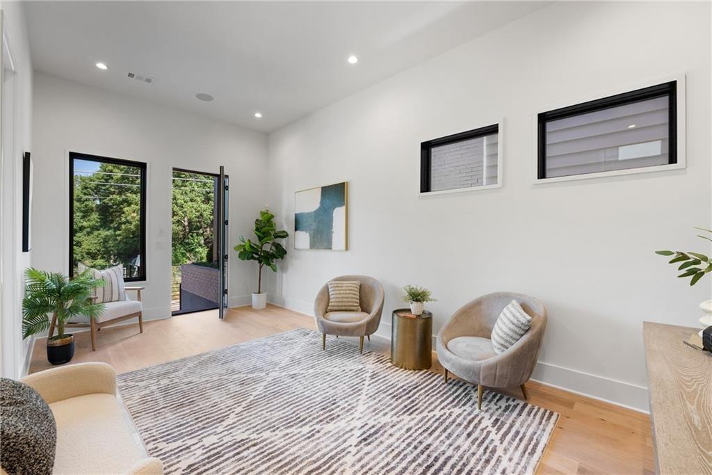 194 E. Lake Terrace SE